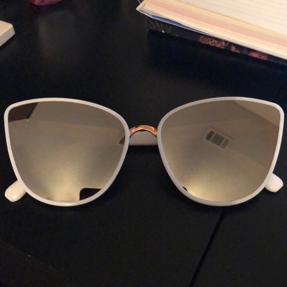 Cat eye sunglasses